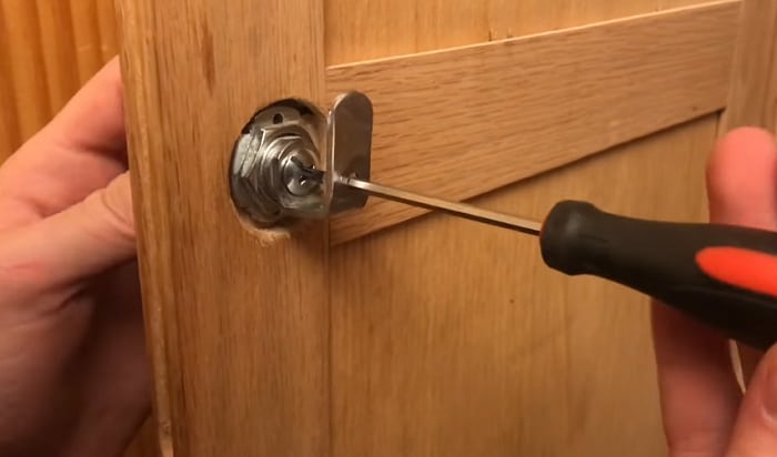 how to install cam lock