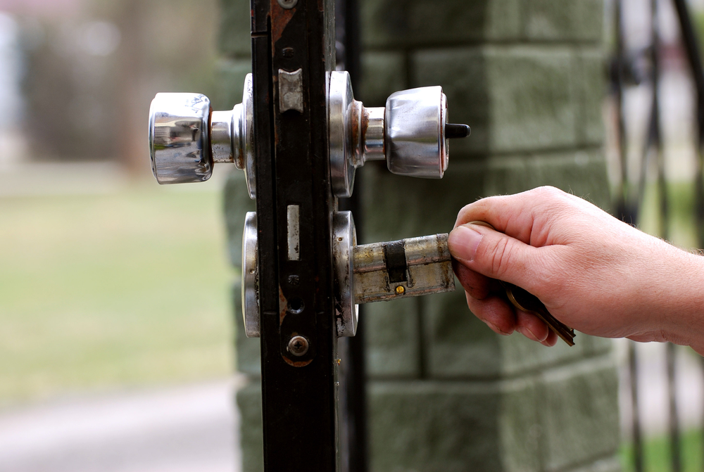 how to lock fence gate