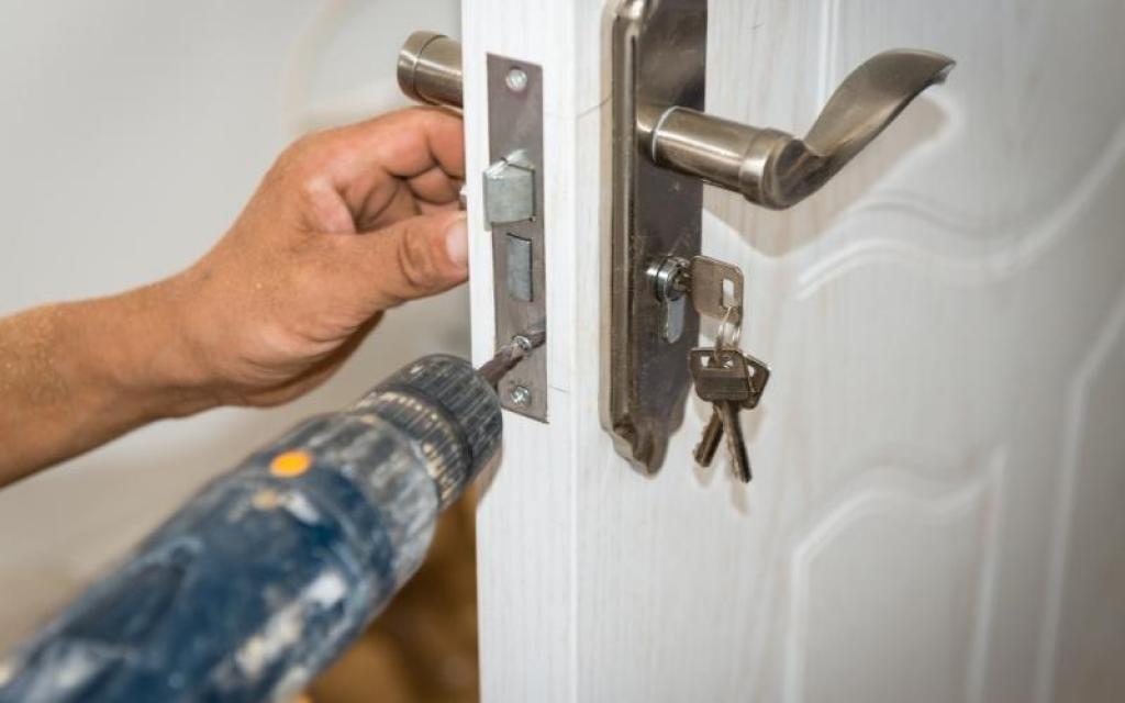 how to remove door lock at home